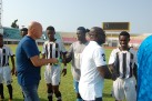 José Anigo salue les joueurs ghanéens